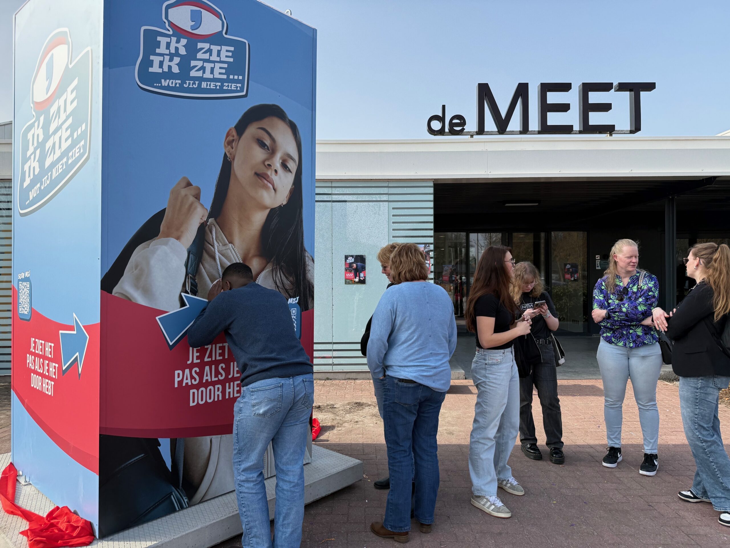 Omstander kijken in de kijkdoos