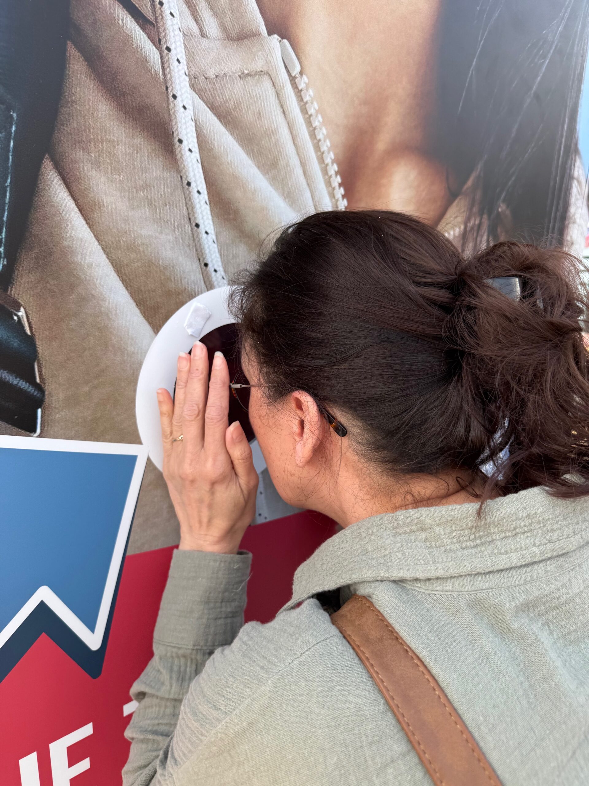 Omstander die in de kijkdoos kijkt