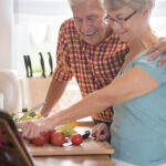 senioren die samen koken